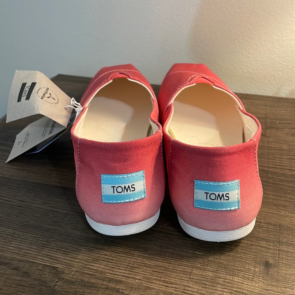 NWT! Pink Women’s Toms - Size 8
